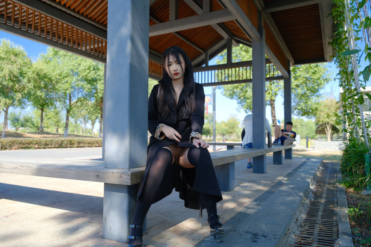 国模小泽露出-黑丝风衣